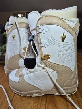Nidecker DIVA Lace White Snowboard Boots - Womens Size 7.5